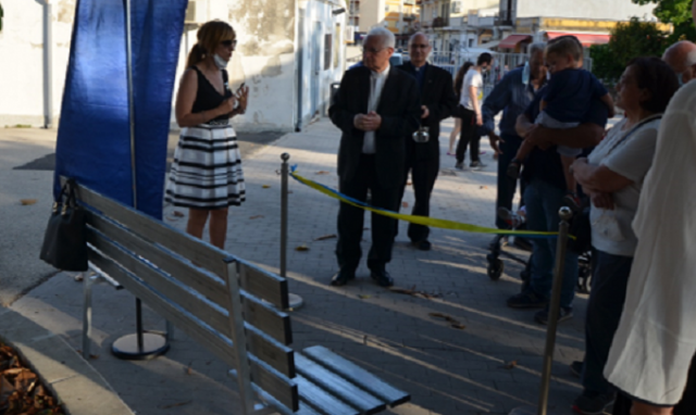 Siracusa, panchina anti covid lungo i viali del santuario