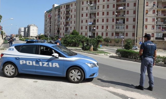 Siracusa, 14enne colpisce anziano con un pugno: ripreso per un parcheggio