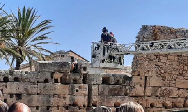 Siracusa, tassista siracusano si arrampica sul Tempio di Apollo: protesta per i fondi che non arrivano dalla Regione