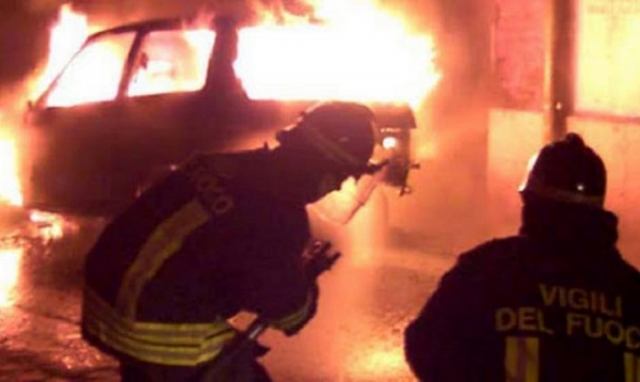 vigili del fuoco incendio auto-2