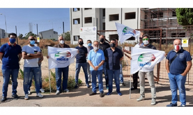 Siracusa, lavori fermi alla nuova caserma dei vigili del fuoco: protesta di due movimenti civici
