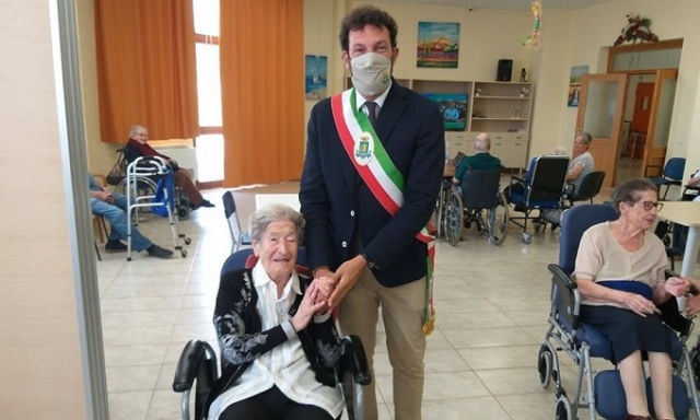 Siracusa, nonna Serafina festeggia 105 anni: gli auguri della città