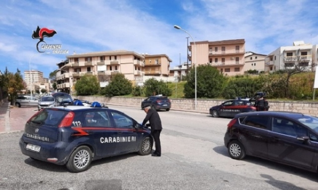 Siracusa, una mazza da baseball in auto: scatta la denuncia