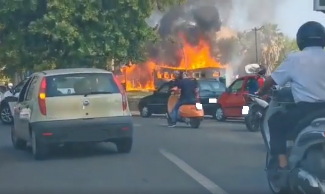 Siracusa, violento incendio al molo Sant'Antonio: a fuoco il chiosco