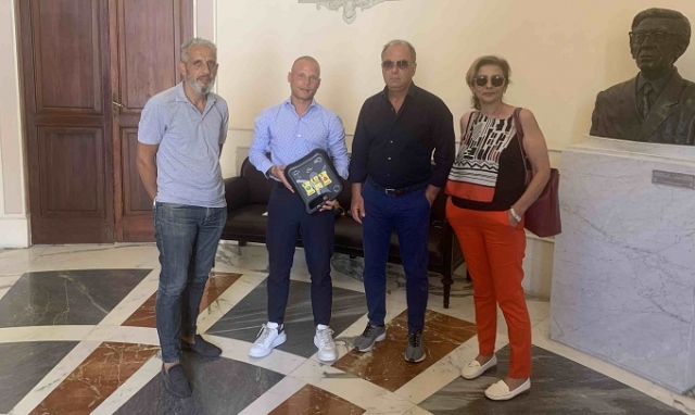 Noto, consegnato l'ultimo defibrillatore: sono 8 negli edifici pubblici