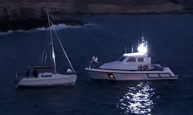 Augusta, soccorso notturno a barca a vela in difficoltà