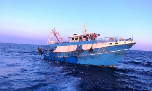 Siracusa, sequestro preventivo per il peschereccio dello sbarco di 9 migranti