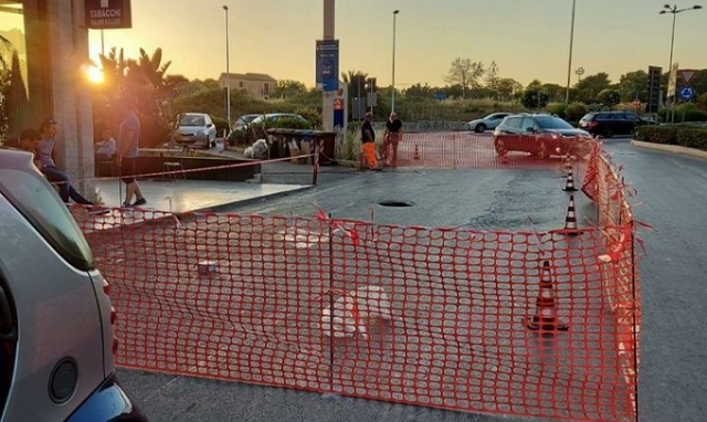 Siracusa, in corso Gelone cede un canale e l'asfalto sprofonda