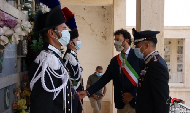 Siracusa, corona di fiori sulla tomba del carabiniere Salvatore Scala