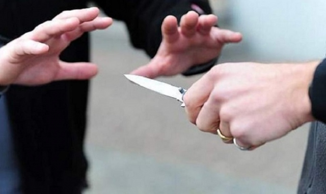Siracusa, litiga con il fratello: impugna un coltello e lo minaccia di morte