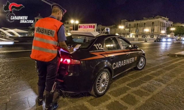 Siracusa, calci e spintoni a un carabiniere: 19enne ai domiciliari