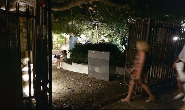 Siracusa, forzato il cancello della Fonte Aretusa: decine di persone all'interno. Il VIDEO dell'invasione