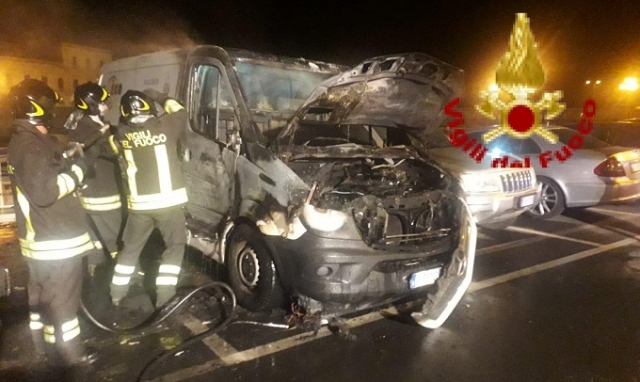 Siracusa, furgone in fiamme in Ortigia a Riva Forte Gallo
