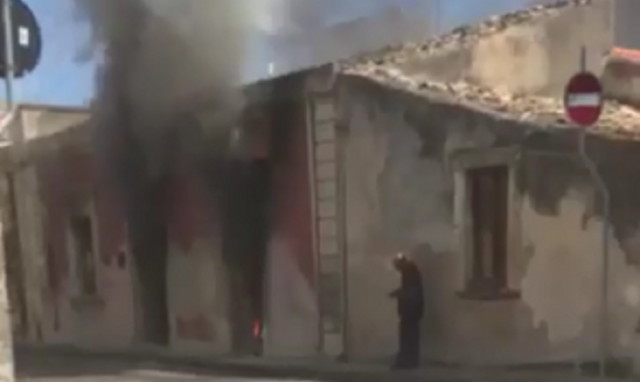 Priolo, violento incendio in un'abitazione di via Megara Iblea