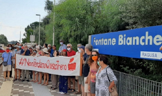 Siracusa, fermata del treno a Fontane Bianche: sit in e petizione on line