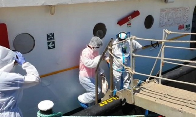 Otto dei 43 migranti sbarcati ad Augusta positivi al covid e dirottati a Noto: Musumeci "Valuto se non sia il caso di ordinare la zona rossa"