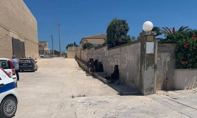 Sbarchi e fughe di migranti, il governo manda in Sicilia l'esercito e un'altra nave-quarantena