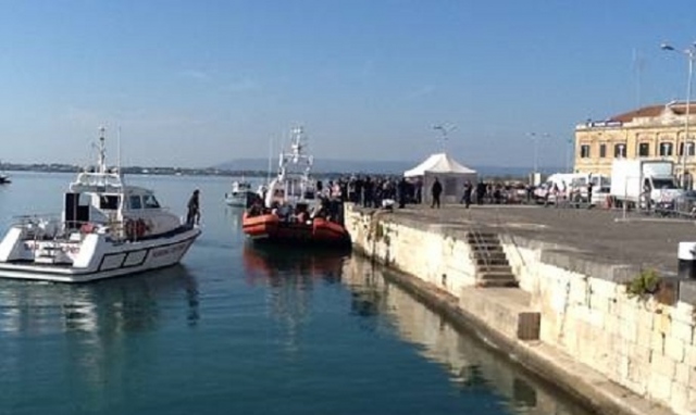 Siracusa, in quarantena al Porto grande 9 migranti: tutti negativi al covid