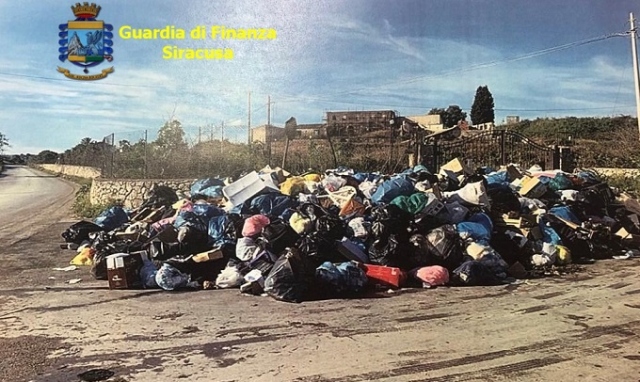 Siracusa, abbandono di rifiuti sulla Sp 14: 24 denunciati e 162 sanzionati per 170 mila euro