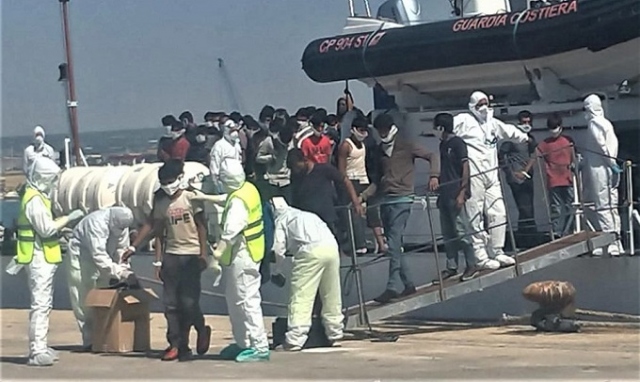 Migranti, ordinanza di Musumeci: "Quarantena sulle navi di arrivo"