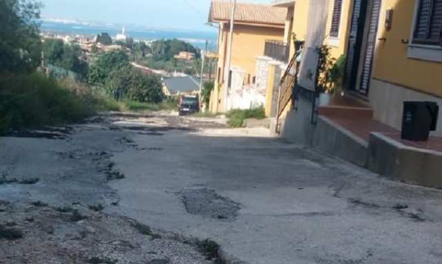 Belvedere, prigioniero in casa: la strada impraticabile per la sua carrozzina