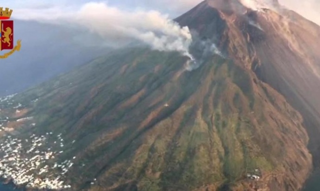 Stromboli, 2 forti esplosioni: nessun danno