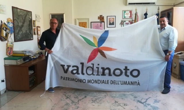 Sortino, il sindaco Parlato riceve da Bonfanti la bandiera del distretto del Sud est