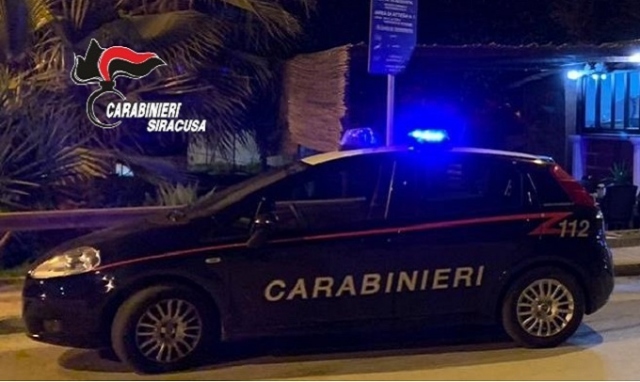 Dalla battaglia al videogame alla realtà: un minore ferisce con un coltello un coetaneo