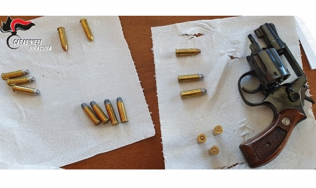 Siracusa, detenzione e porto illegale d’arma e munizioni: arrestato noto ristoratore
