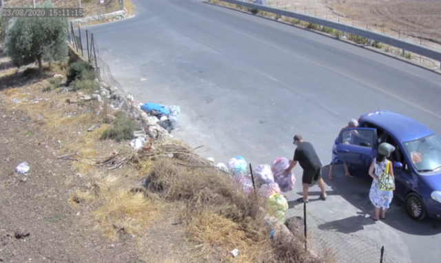 Siracusa, 11 grandi sacchi pieni di rifiuti abbandonati in strada: il video-denuncia dell'associazione Plemmirio Blu