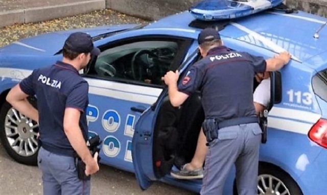 Augusta, tenta di fuggire durante un controllo della Polizia e aggredisce gli agenti