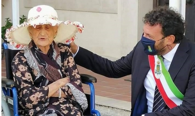 Siracusa, ieri i 103 anni della signora Nella: gli auguri della città