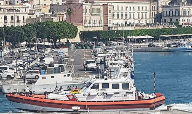 Siracusa, principio di incendio su imbarcazione: soccorsi 4 diportisti