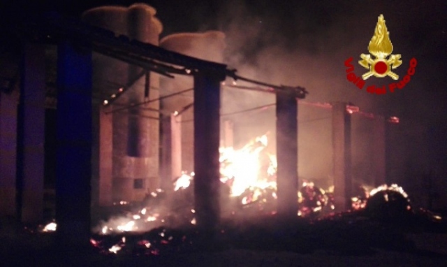 Siracusa, fienile a fuoco a Cassibile: l'allarme scatta alle 4 del mattino