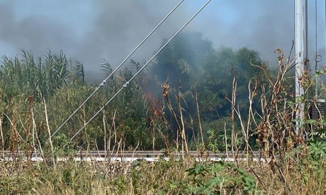 Marina di Priolo, incendio lambisce la linea ferroviaria