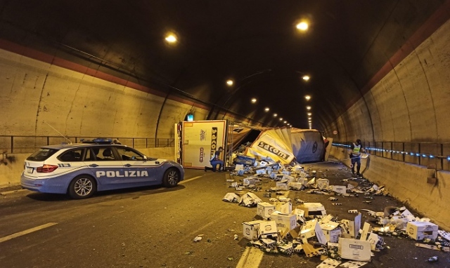Siracusa-Catania, scontro tra un'auto e un tir: 2 feriti