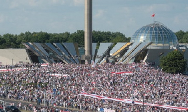 Migliaia di manifestanti alla marcia per la libertà a Minsk