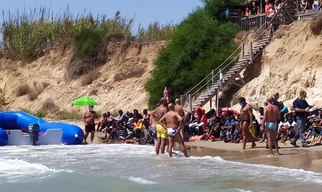 Pachino, gommone carico di migranti sulla spiaggia di Punta Rio