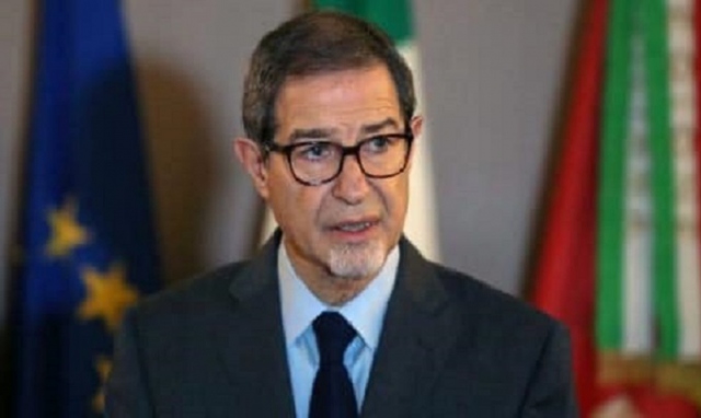 Coronavirus, nuova stretta della Regione: ingressi limitati nei locali e obbligo del tampone sui migranti