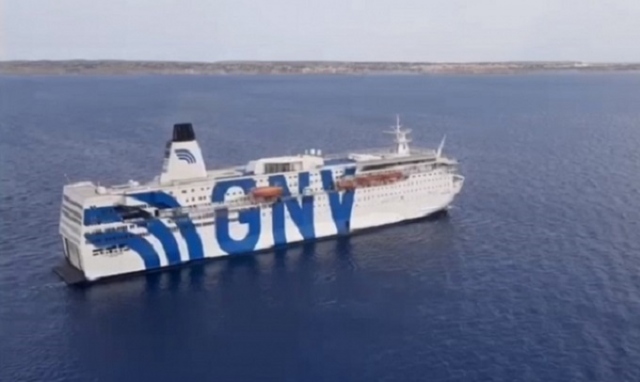 Migranti sbarcati in spiaggia a Pachino, 5 positivi al tampone: trasferiti su nave Azzurra