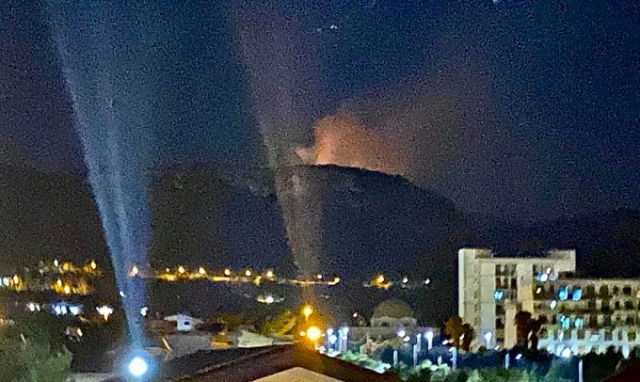 Priolo, incendio sulla montagna sopra Cava Sorciaro