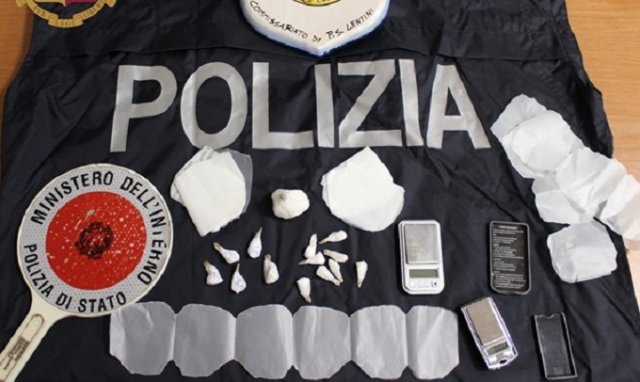 Lentini, cocaina nascosta in un peluche in casa: arrestata 46enne