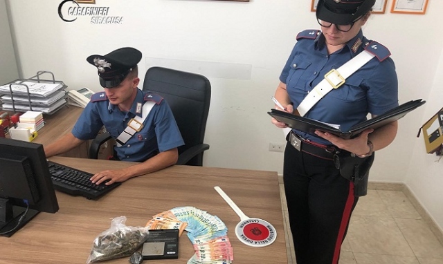 Augusta, droga e contante per oltre 1.000 euro in casa: arrestata 21enne