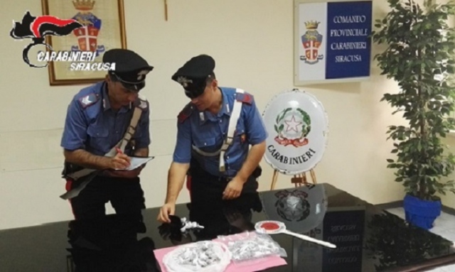Siracusa, blitz antidroga nella piazza di spaccio di via Italia 103: sequestrate circa 100 dosi
