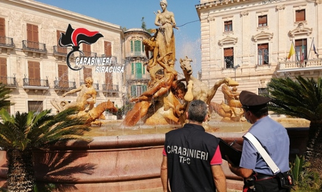 Siracusa, fanno il bagno di fine vacanza nella Fontana di Diana e la danneggiano: denunciati 2 turisti