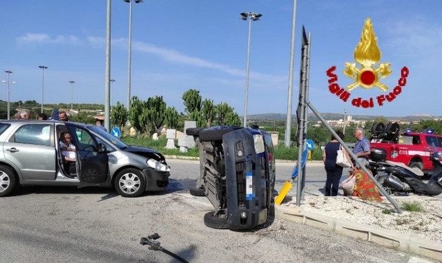 Incidente stradale sulla Sp 19, due auto coinvolte: una finisce su un fianco