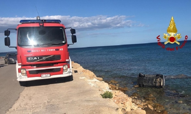 Avola, auto finisce in mare: illeso il conducente