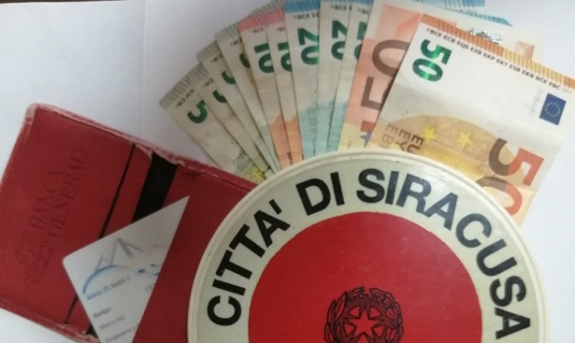 Siracusa, riconsegnato ad un turista romano borsellino con 200 euro