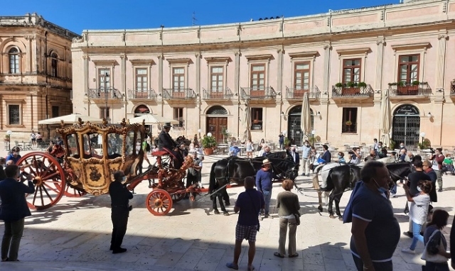 Siracusa, passeggiata d'onore per la carrozza del senato
