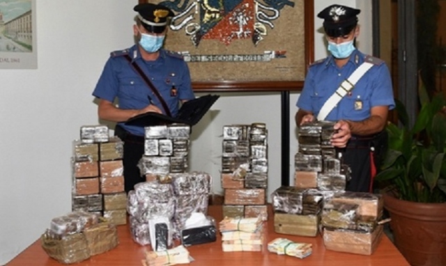 Palermo, recuperati 85 chli di hashish e 45mila euro